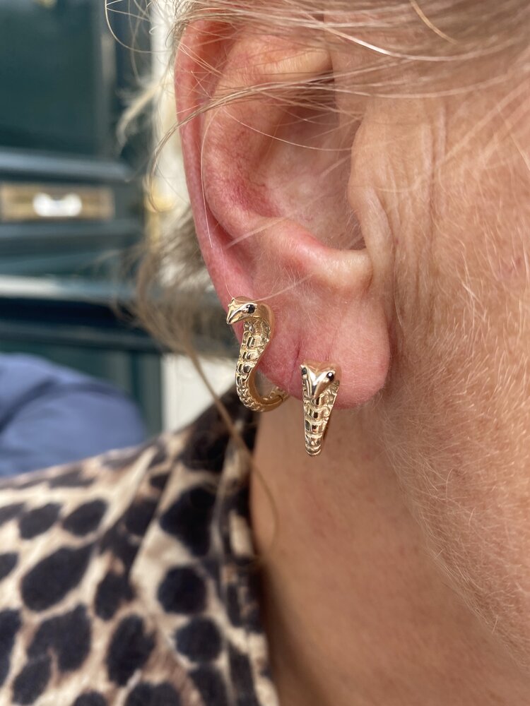 Snake cobra huggies 14 crt gold black diamond eyes