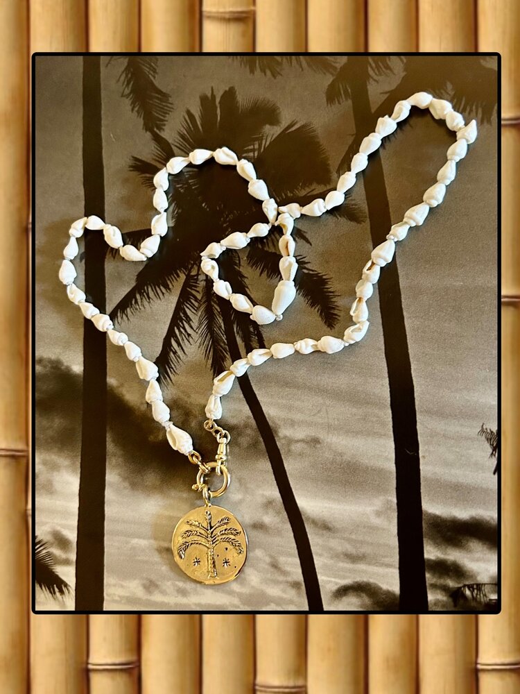 White baby shell necklace lock 14 crt