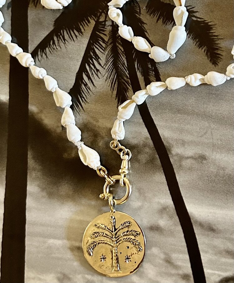 White baby shell necklace lock 14 crt