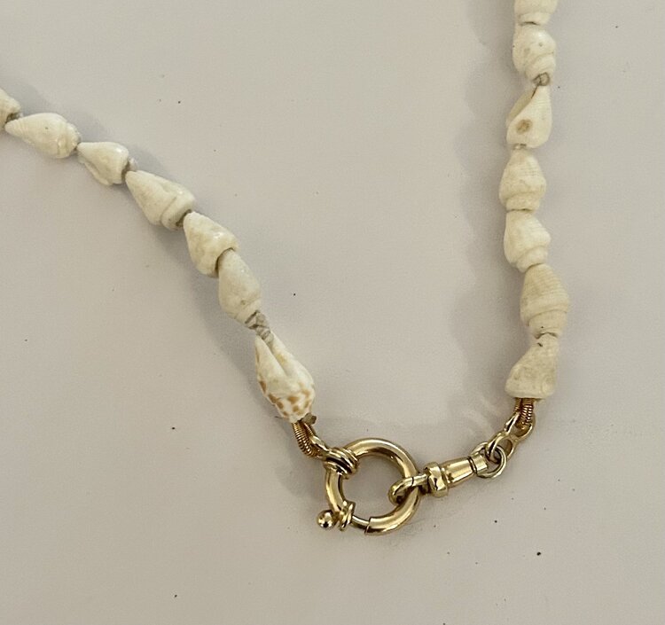 White baby shell necklace lock 14 crt