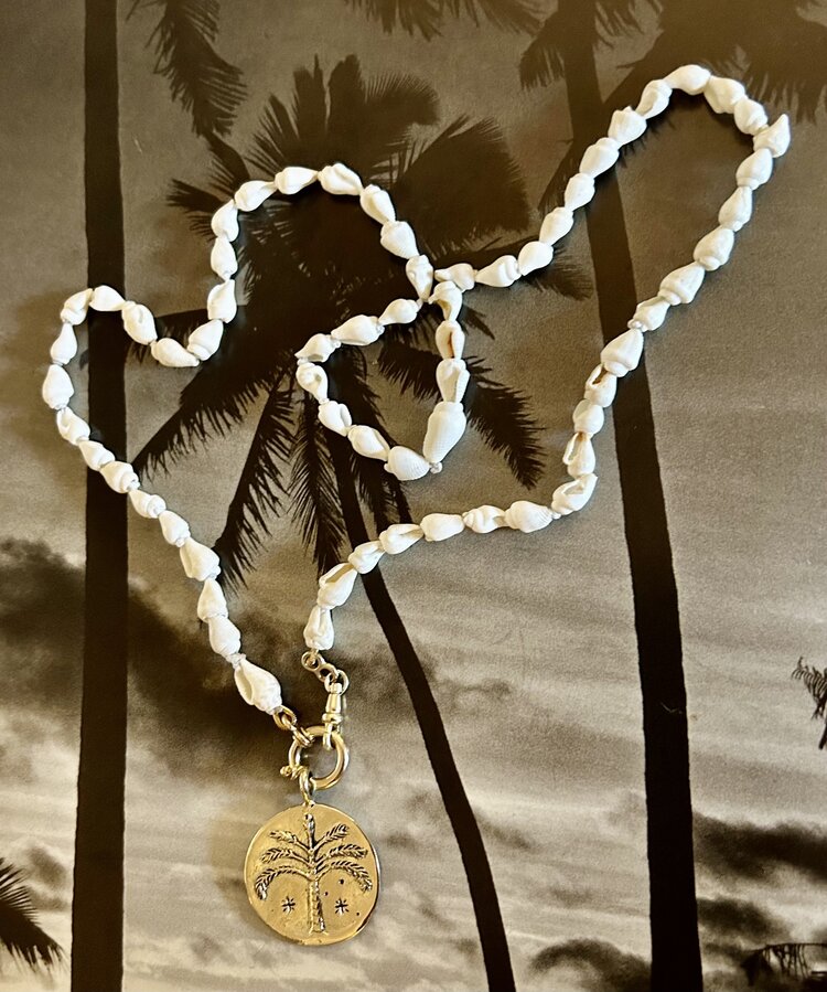 White baby shell necklace lock 14 crt