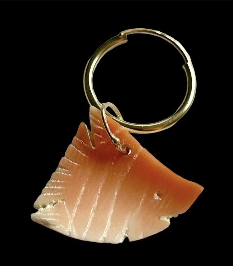 Pink shell fish 14 crt gold bail