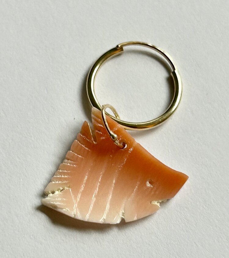 Pink shell fish 14 crt gold bail