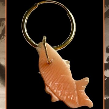 Pink shell baby fish charm 14 crt gold bail