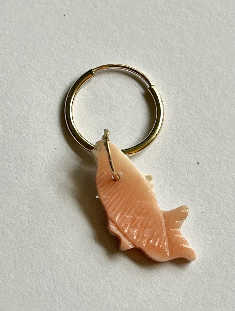 Pink shell baby fish charm 14 crt gold bail