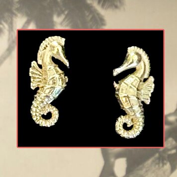 Tiny Seahorse stud 14 crt