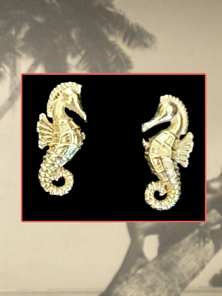 Tiny Seahorse stud 14 crt