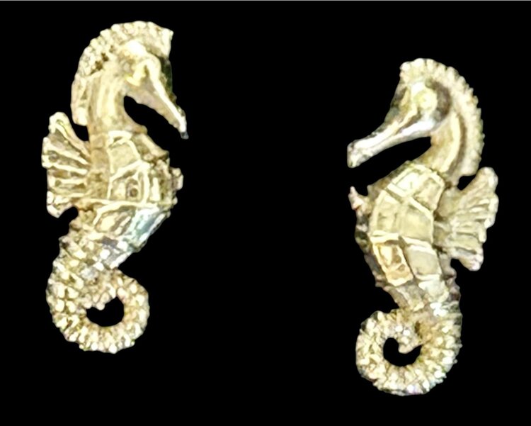 Tiny Seahorse stud 14 crt