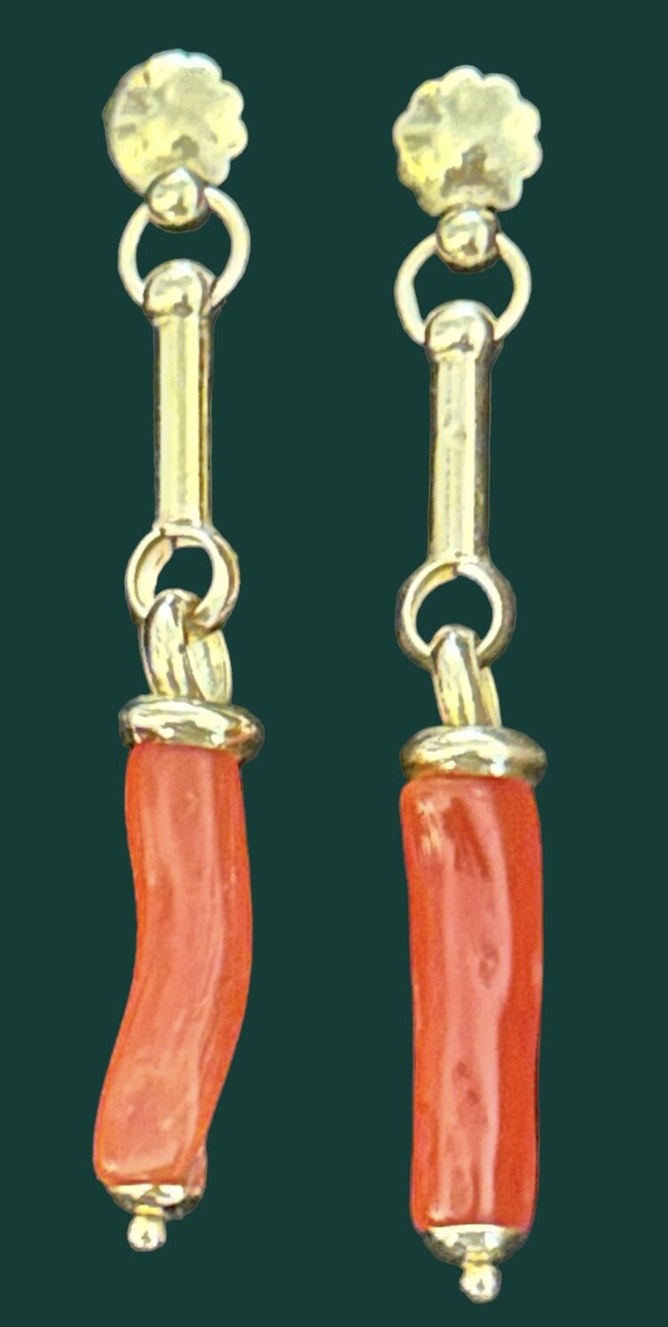 Old coral bar dangle earrings  in a 18 crt gold setting