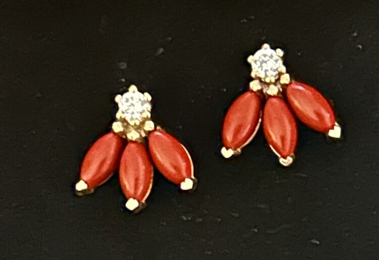 Triple coral diamond earstud 14 crt