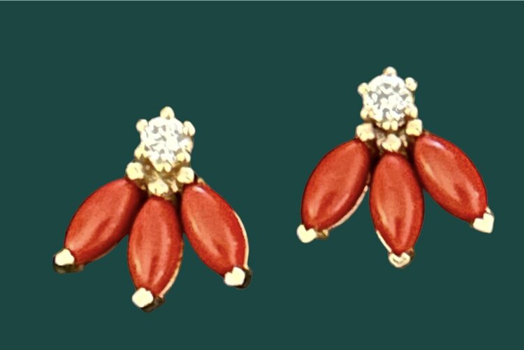 Triple coral diamond earstud 14 crt