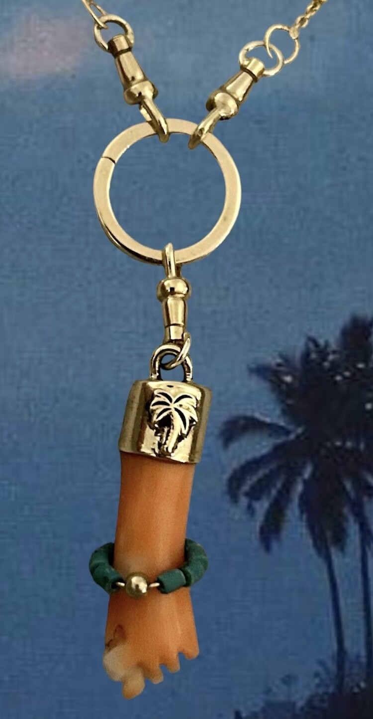 Angelskin coral Figa in a 14 crt gold setting with turquoise bracelet and lock