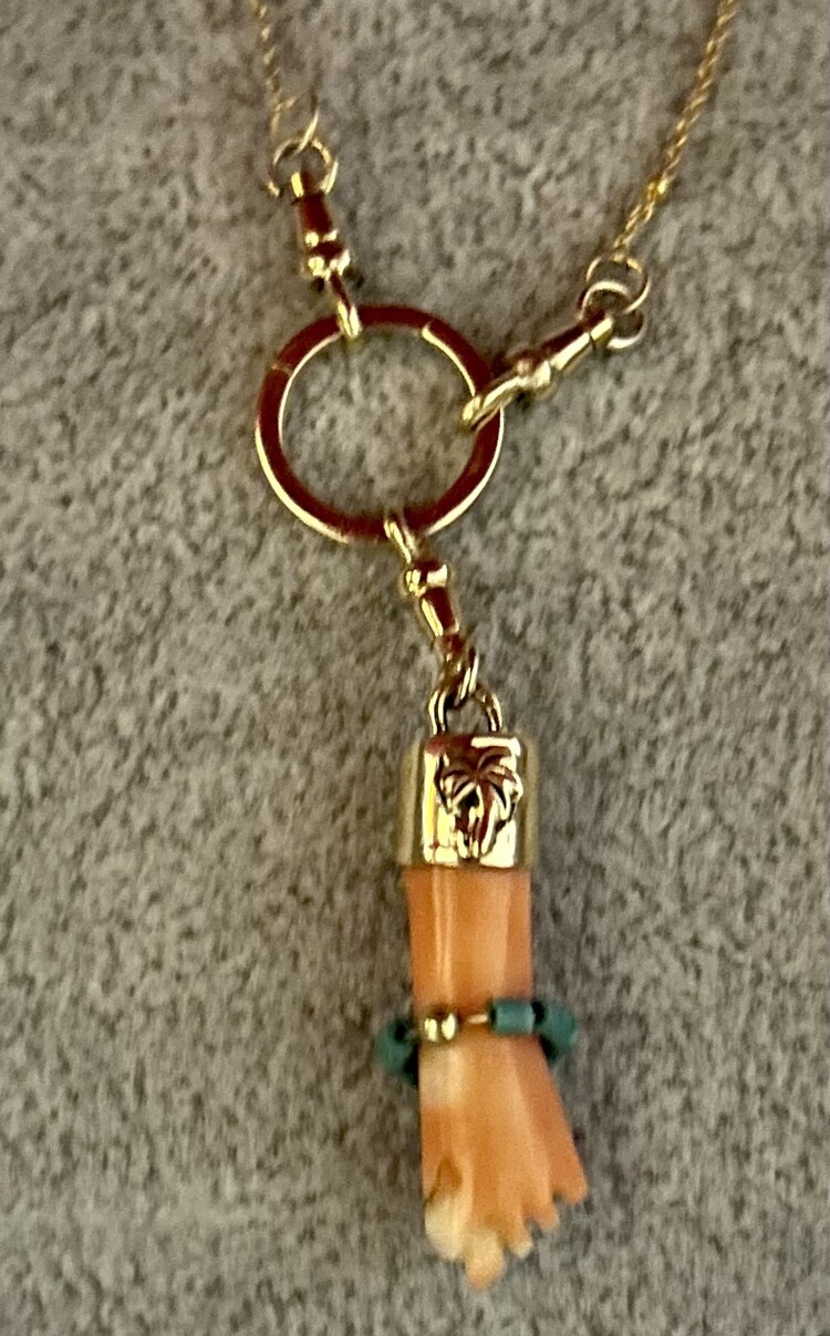 Angelskin coral Figa in a 14 crt gold setting with turquoise bracelet and lock