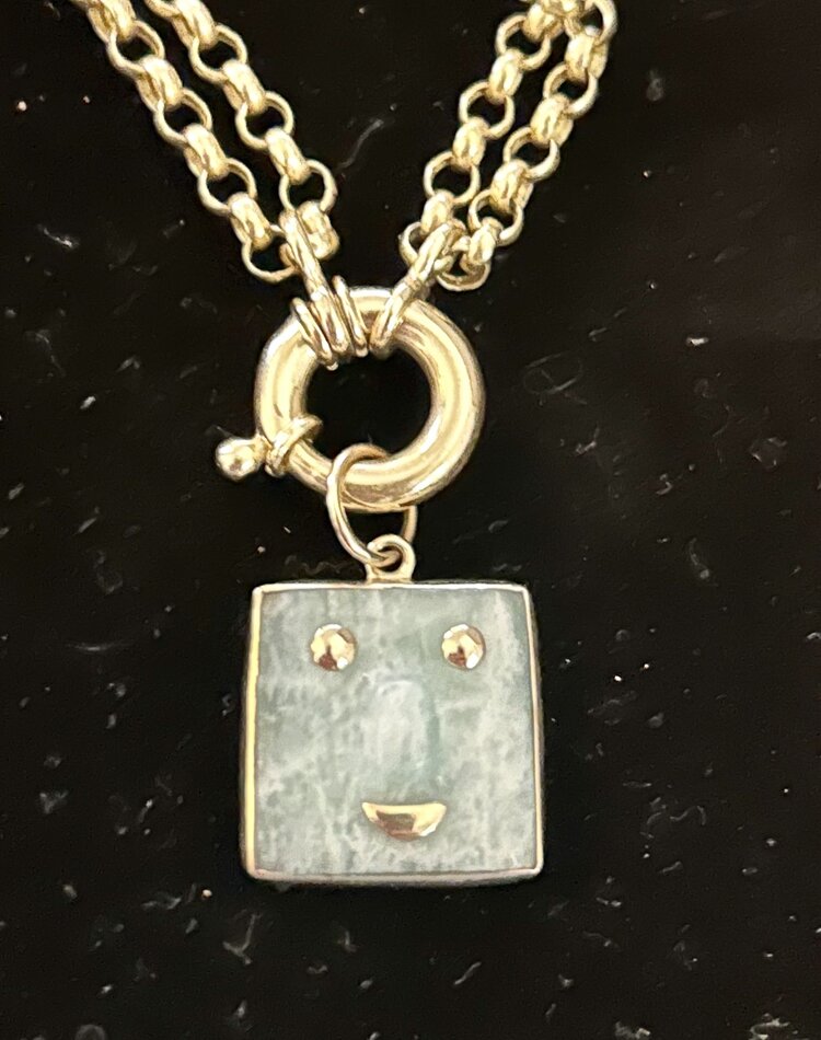 Happy face charm Jade with 14 crt gold details