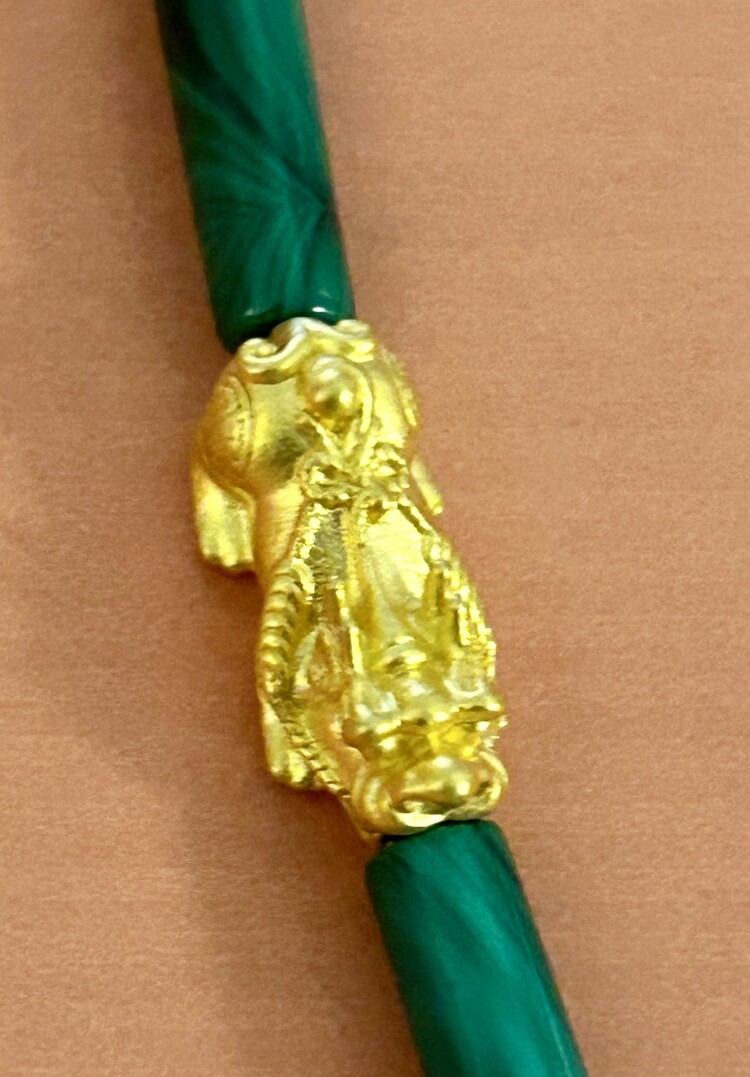 Protect your magiv dragon necklace 22crt Quartz and 14 crt gold details