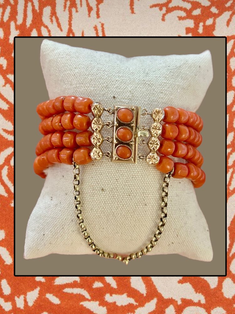 Chunky coral bracelet with 14 crt gold old lock