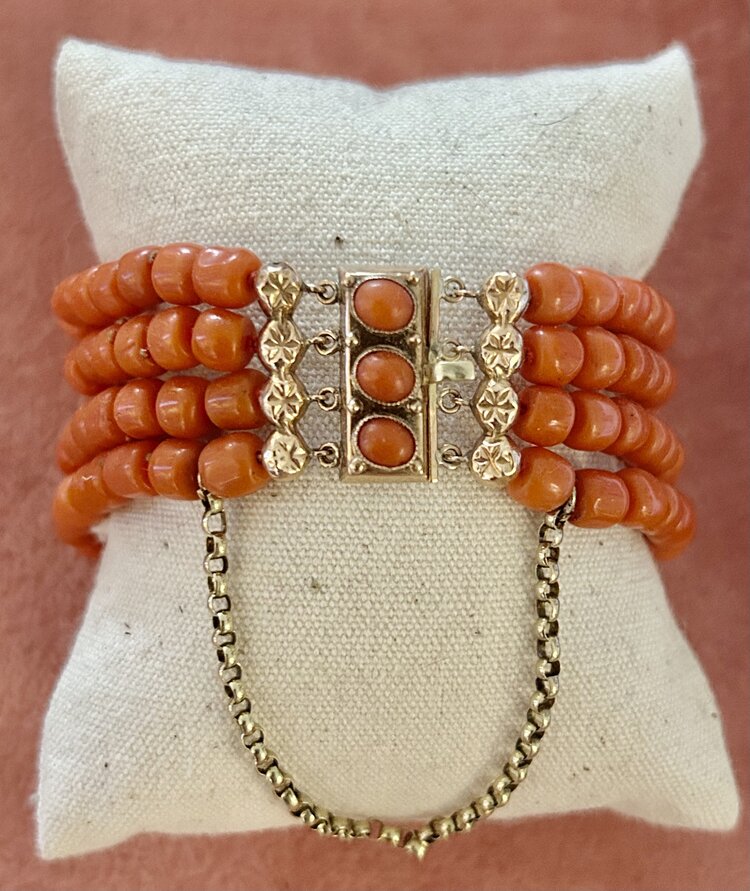Chunky coral bracelet with 14 crt gold old lock