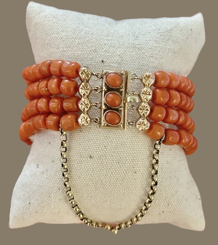 Chunky coral bracelet with 14 crt gold old lock