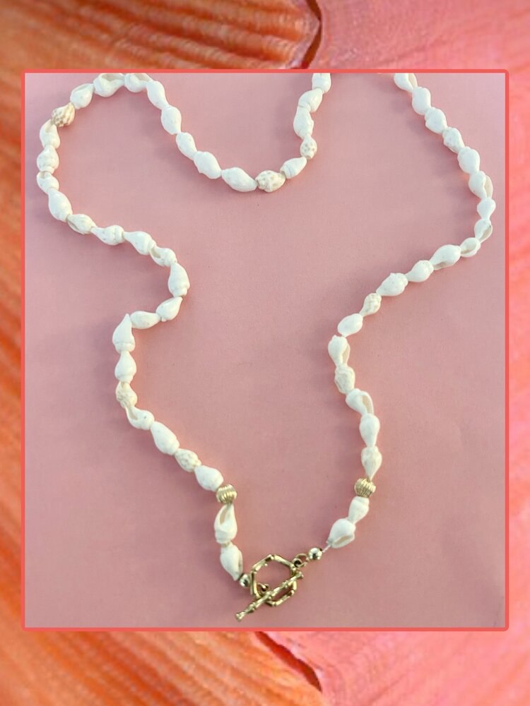 White babyshell necklace with Bamboo lock 14 crt