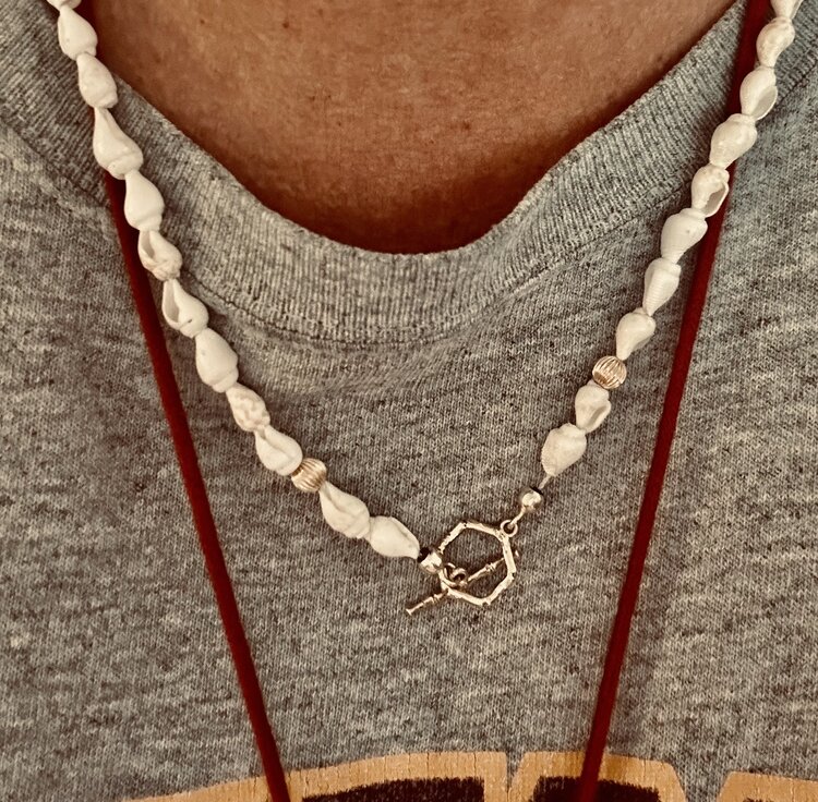 White babyshell necklace with Bamboo lock 14 crt