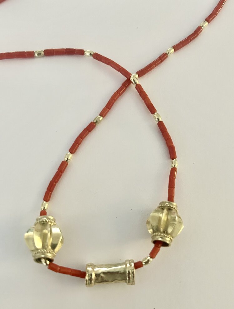 Red coral and gold beaded necklace 14 crt gold lock