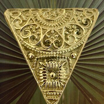 Large massive 14 crt gold triangle stud