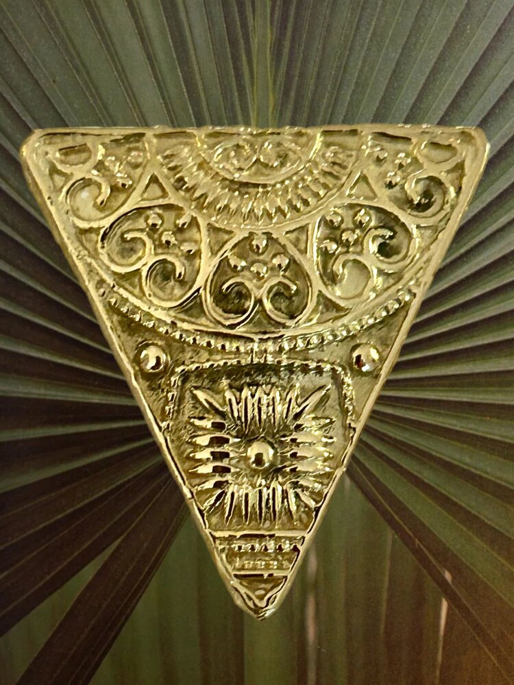 Large massive 14 crt gold triangle stud