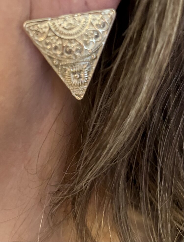 Large massive 14 crt gold triangle stud