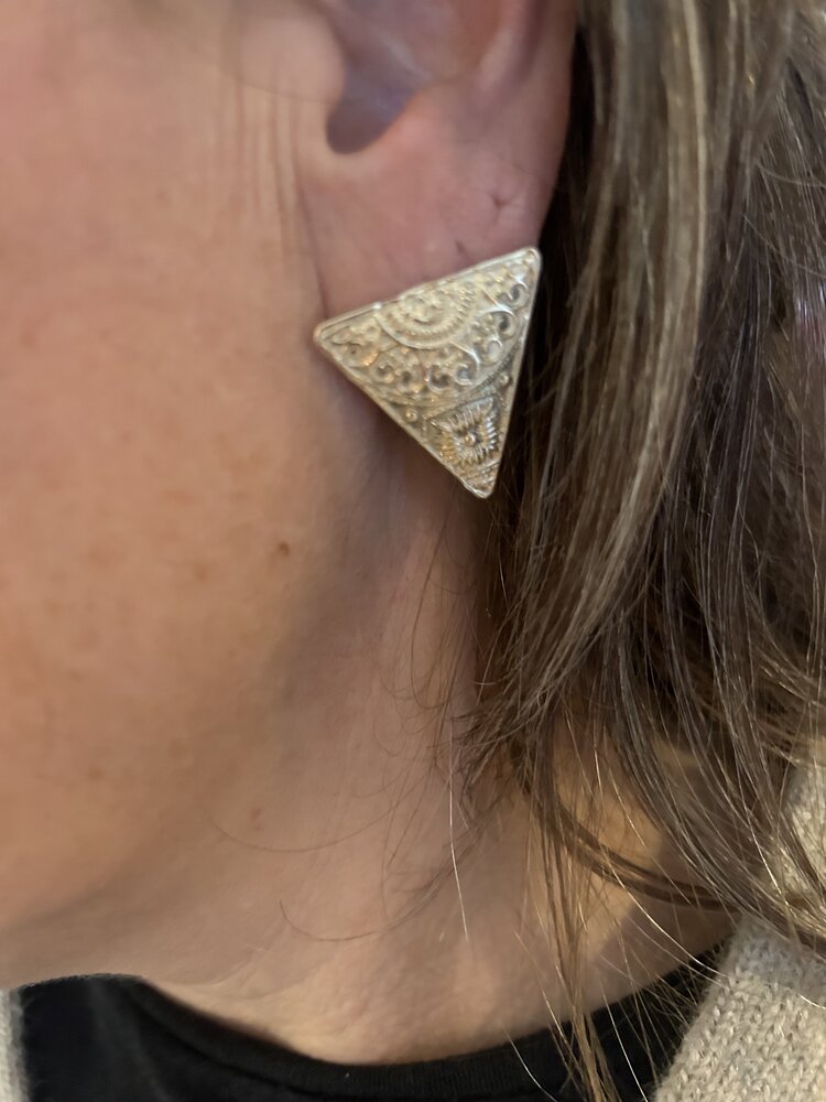 Large massive 14 crt gold triangle stud