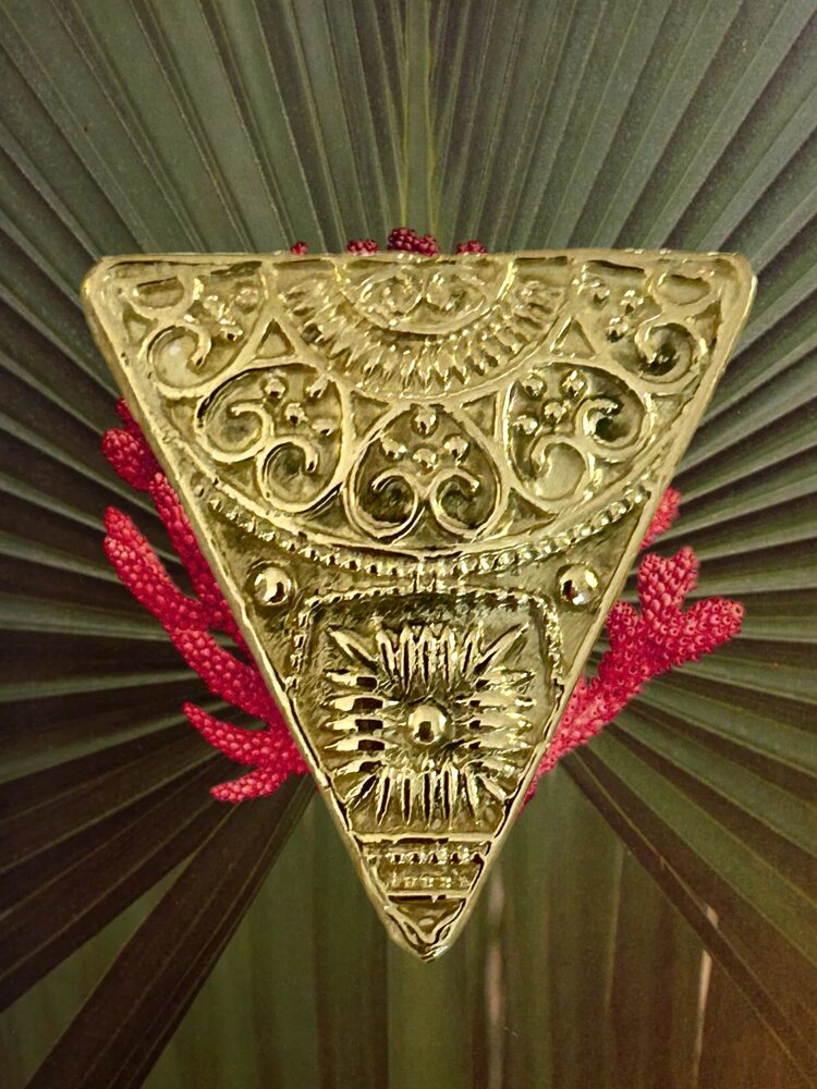 Large massive 14 crt gold triangle stud