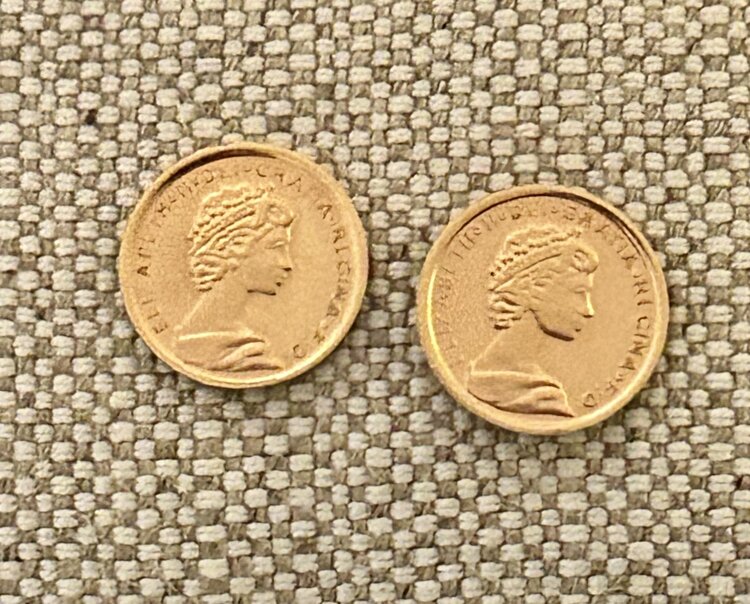 Queen coin earstuds massive 14 crt