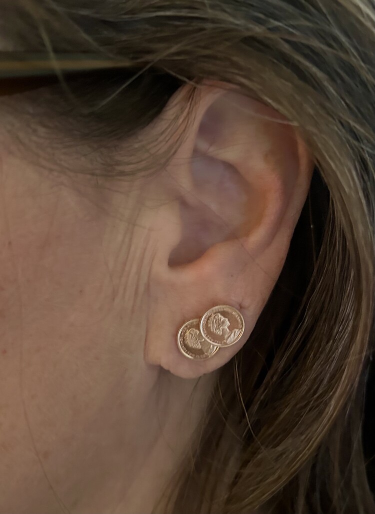 Queen coin earstuds massive 14 crt