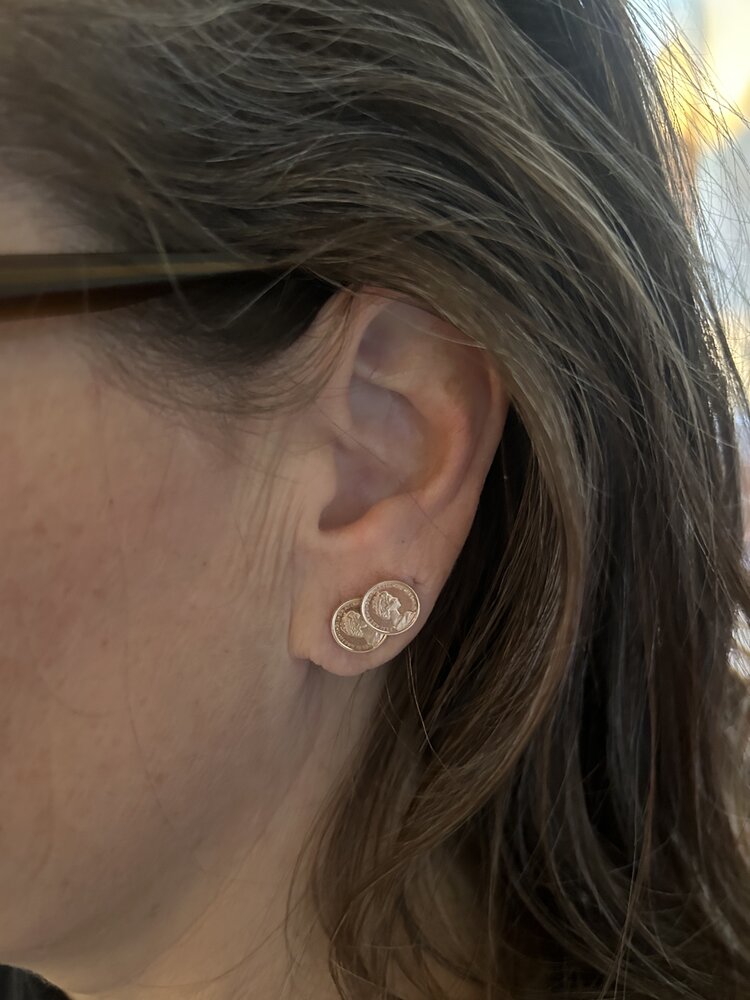 Queen coin earstuds massive 14 crt