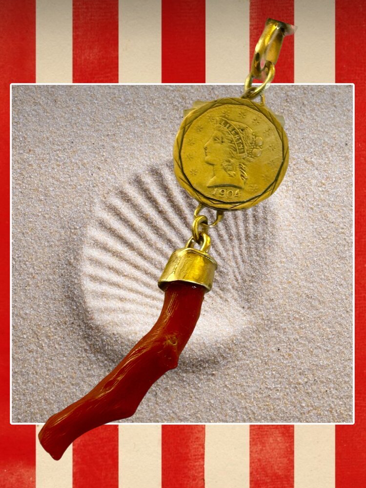 Coin coral charm 14 crt