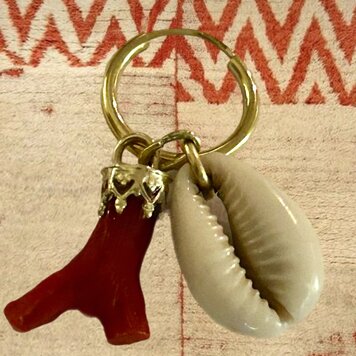 Cowrie Coral charm 14 crt