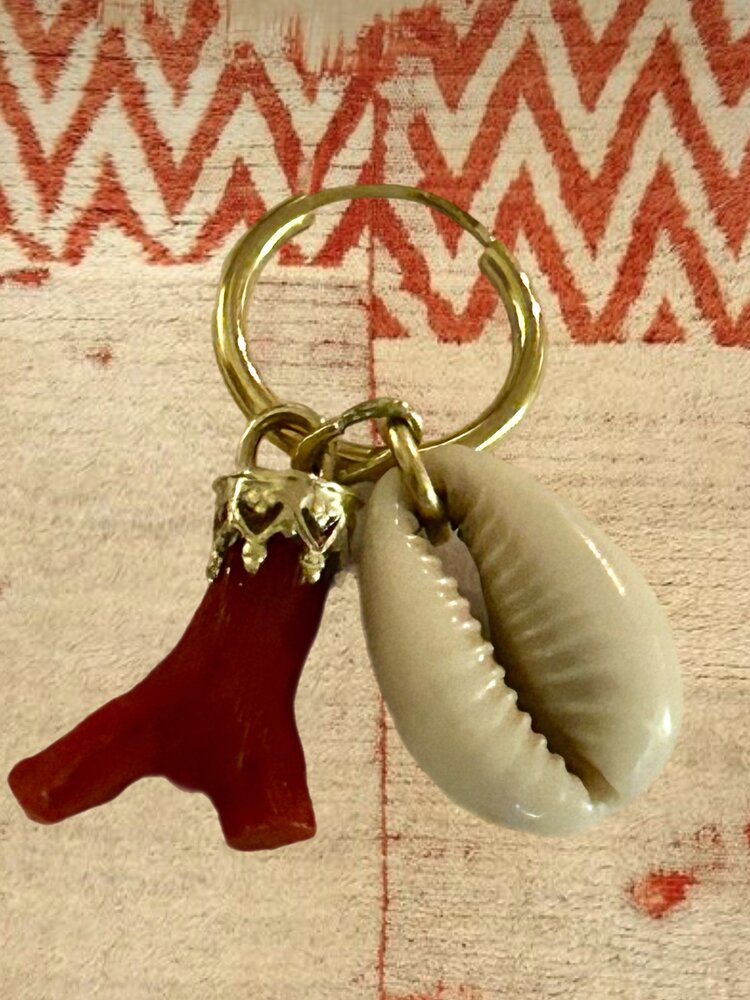 Cowrie Coral charm 14 crt