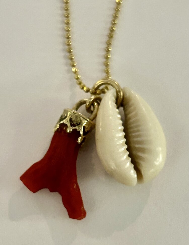 Cowrie Coral charm 14 crt