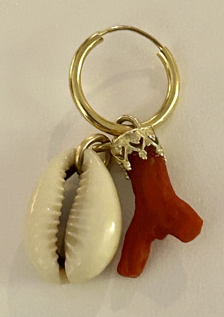 Cowrie Coral charm 14 crt