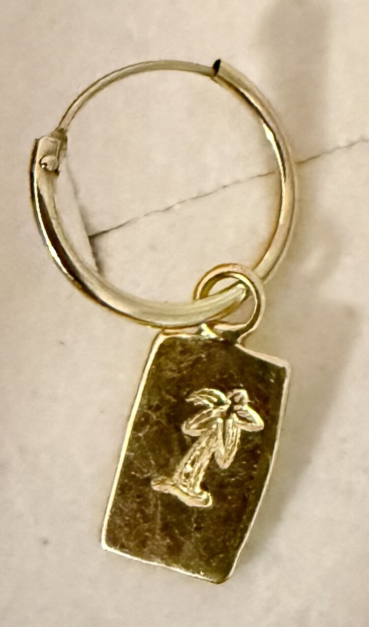 Palm square charm hoop 14 crt