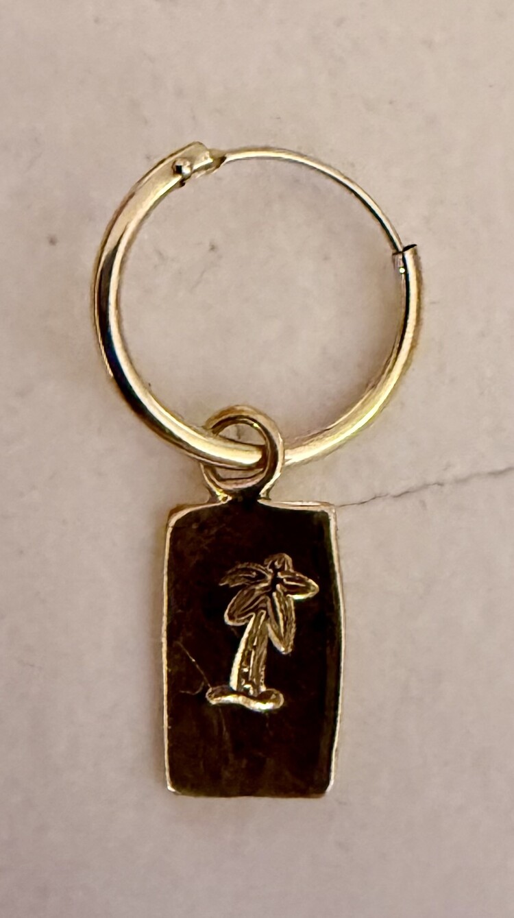 Palm square charm hoop 14 crt