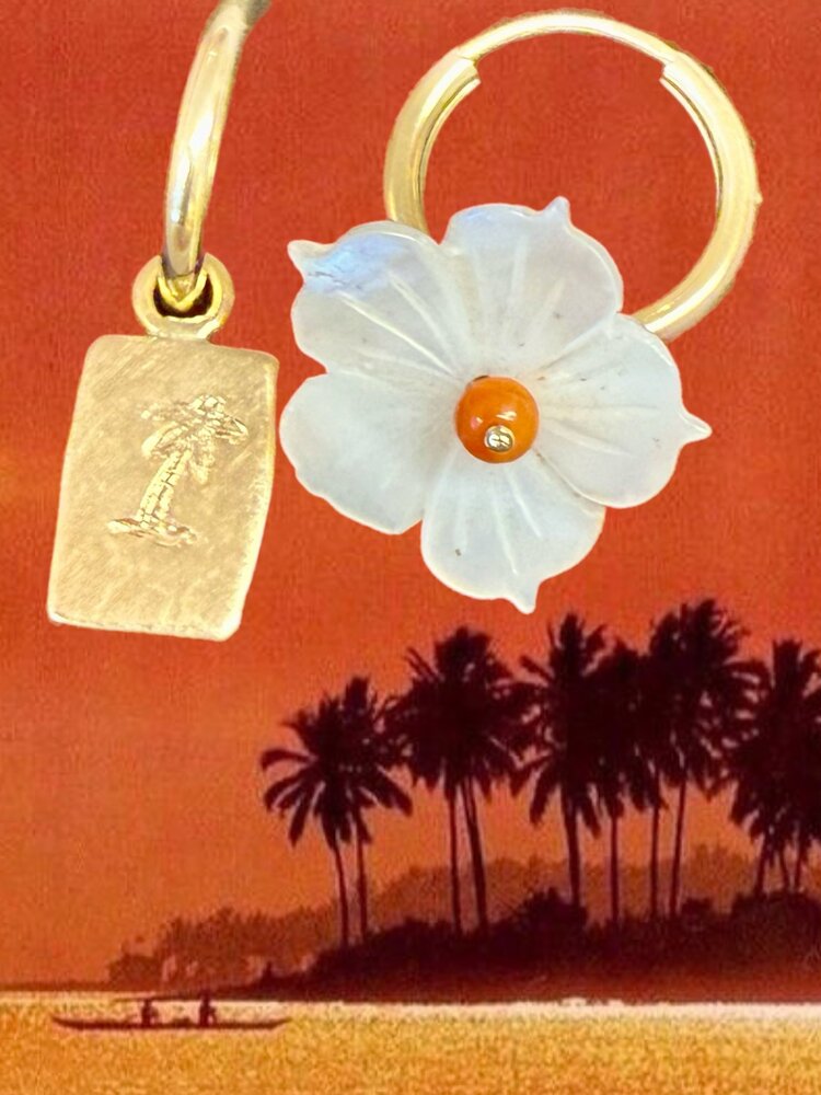 Palm square charm hoop 14 crt