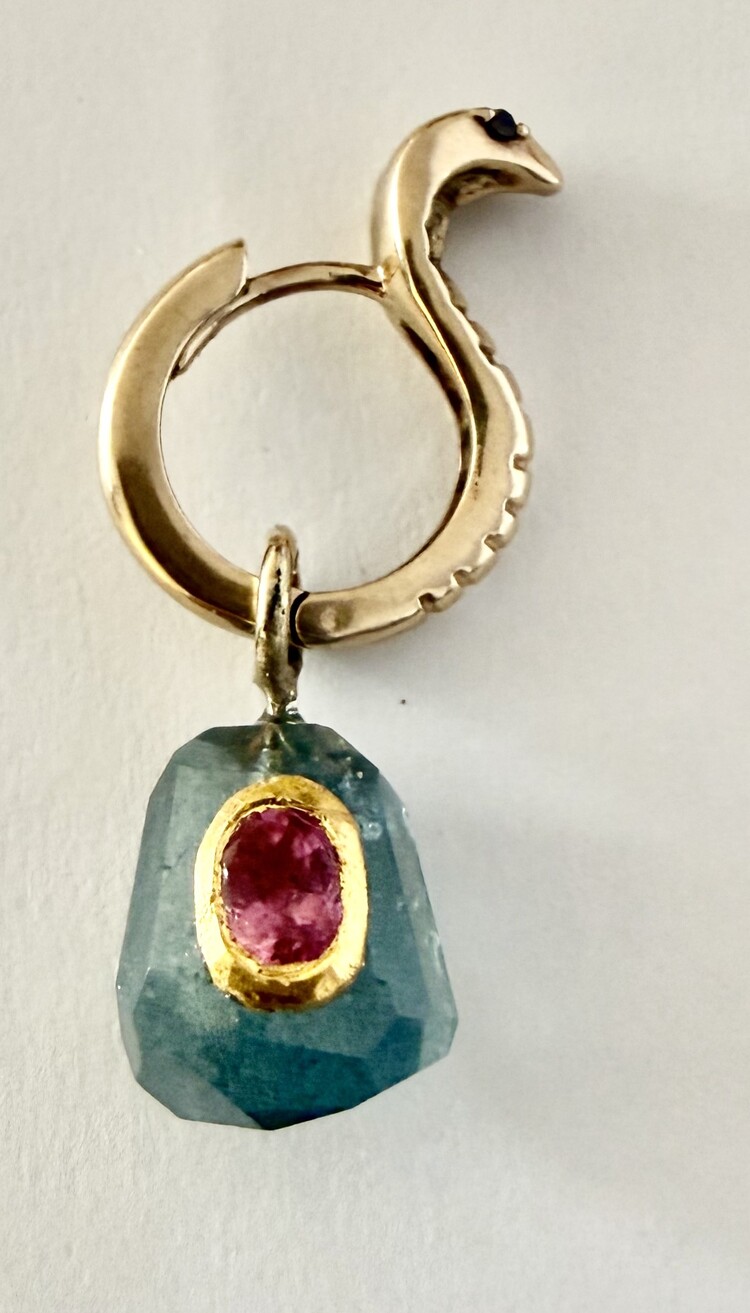 rough unpolished Emerald with Ruby inlay 18 crt