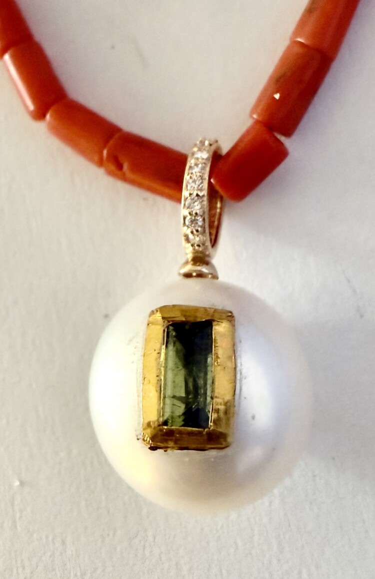 Pearl charm with Emeral inlay Diamond bail 18 crt