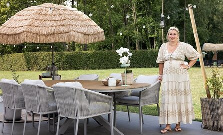 Blick in den Garten: Ruhe, Weite und Rias unverwechselbarer Stil