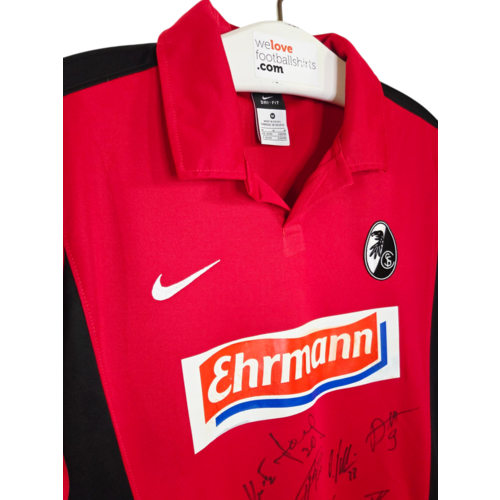 Nike Original Von Nike signiertes Vintage-Fußballtrikot des SC Freiburg 2010/11 Nike Original Von Nike signiertes Vintage-Fußballtrikot des SC Freiburg 2010/11