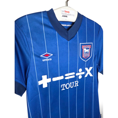Umbro Originelles Retro-Vintage-Fußballtrikot Ipswich Town F.C. 2024/25 Umbro Originelles Retro-Vintage-Fußballtrikot Ipswich Town F.C. 2024/25