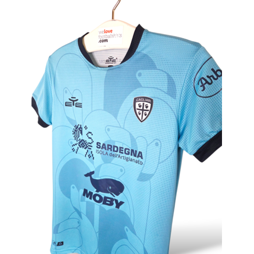 EYE Origineel retro vintage voetbalshirt Cagliari Calcio 2023/24 EYE Origineel retro vintage voetbalshirt Cagliari Calcio 2023/24