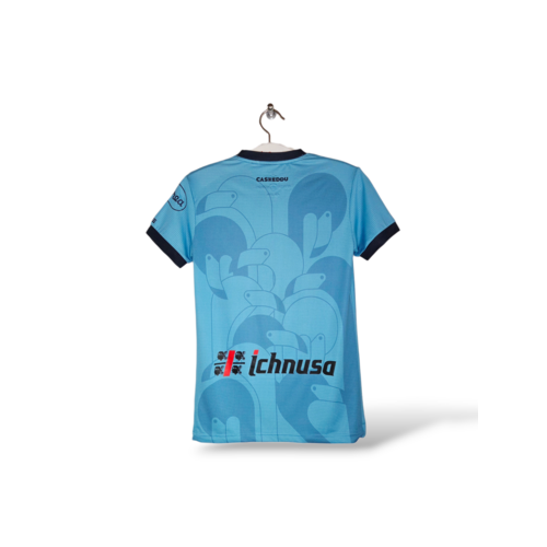 EYE Origineel retro vintage voetbalshirt Cagliari Calcio 2023/24 EYE Origineel retro vintage voetbalshirt Cagliari Calcio 2023/24