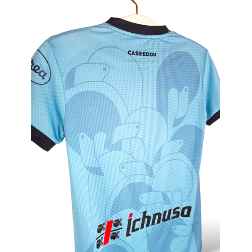 EYE Origineel retro vintage voetbalshirt Cagliari Calcio 2023/24 EYE Origineel retro vintage voetbalshirt Cagliari Calcio 2023/24