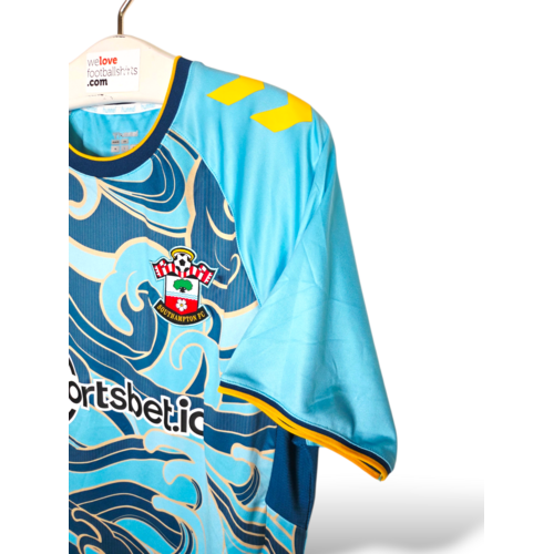 Hummel Origineel retro vintage voetbalshirt Southampton 2022/23 Hummel Origineel retro vintage voetbalshirt Southampton 2022/23